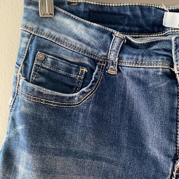 H & H stretch distressed jean shorts w/pockets. 6 - Picture 8 of 8